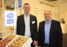 Jurgen Duthoo en Bart Lamaire van Bart's Potato Company staan er weer lachend op. Onder het logo van het bedrijf ook reclame voor Ifry, een nieuw soort diepvriesfriet die niet is voorgebakken.