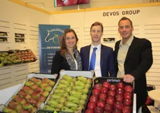 Pieter Devos (midden) had voor het eerst zijn vrouw meegenomen naar de beurs. Rechts collega Bas Habets achter de Primo-appelen.
