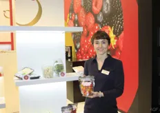 Sofie Lambrecht van BelOrta met de nieuwe weckpot-verpakking voor tomaatjes.
