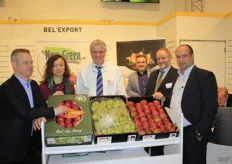 Het team van Bel'Export/New Green met als stralend middelpunt Tony Derwael die voor de gelegenheid een gestreepte stropdas draagt.