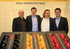 Bij Dries Sebrechts Fruit wordt er wat afgelachen. V.l.n.r.: Jan Haegemans, Dries Sebrechts, bezoeker Klaus en Farhad Mirzoev.