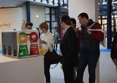 Diverse passanten keken geïnteresseerd naar het tomaten-snoepautomaat, de innovatie van Stoffels. Stoffels was de enige Belgische kandidaat voor de Fruit Logistica Innovation Award.
