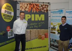 PIM Machinery helpt u verder als het gaat om wegen, verpakken en palletiseren van agrarische producten. PIM samen met Pacepacker in een stand. Links Jouke van der Meer en Andreas Fantousi.