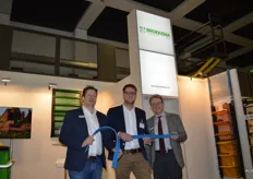 Jeroen Molenaar, Tom Gierveld en Dieter Kosuch van Transportbandenfabriek EA Broekema BV. Nieuw is de band voor toepassingen in de voedingsmiddelenindustrie.
