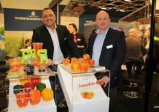 Wim van der Burgh en Frans van der Burg achter de Enjoya- paprika die derde werd in de verkiezing voor de Fruit Logistica Innovation Award