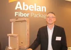 Oliver Wendt van Abelan Fibor Packaging. Op de beurs werden de nieuwe dozen met houtlook gepresenteerd.