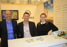 Jan en Charlotte Warnez (links en rechts) met lachende gezichten. In het midden Peter van Steenkiste. Vorig jaar verdubbelde het bedrijf van Warnez in oppervlakte.