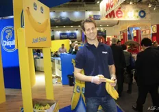 Meestal zie je een vrouwelijke Chiquita-promotor, maar dit keer was het een man die de bananen uitdeelde.