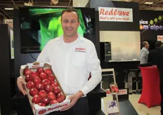 Jacco Merkens met de Redlove-appelen met rood vruchtvlees