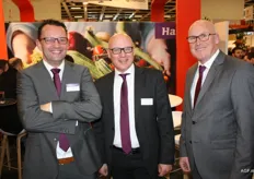 Harm-Peter Wijnstok (midden) werd in november aangesteld als algemeen directeur van Total Produce Haluco Holding. Hier op de foto met Rene van Graafeiland en Izak Havenaar