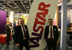Valstar introduceerde haar nieuwe huisstijl: Valstar - Vitality in Vegetables. Tom Vos en Ferhat Tivsiz bij het nieuwe logo