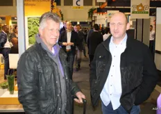 Fruitteler Rien Zijlmans en zijn buurman Piet Paans die de fruitkokers van Fru&Tube in Nederland verkoopt