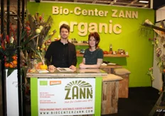 Geoffry Harreman en Astrid Rog van Bio-Center Zann rollen van de ene (bio-)beurs in de andere