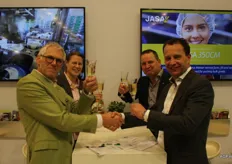 De deal is rond: Robbert Reijgersberg en Marco Vijverberg van Euro West hebben een Girsac-verpakkingsmachine gekocht bij Piet en Sandra Pannekeet van Jasa
