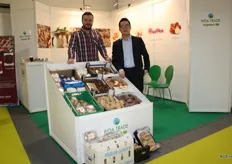 Gerri Li (rechts) van Rida Trade. Het bedrijf uit Poeldijk levert een breed Chinees assortiment met onder meer gember, zoete aardappelen, knoflook, paddenstoelen, kastanjes, nashi-peren en eddoes.