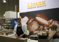 Een kok bereidt paddenstoelenhapjes in de stand van Limax