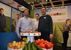 Coert Lamers, Dave de Bekker en voorzitter Harald Oltheten Nautilus Organic. Bij de biologische telersvereniging zijn 40 telers aangesloten. Zij staan dit jaar voor het eerst op de Fruit Logistica om bestaande relaties te ontmoeten en nieuwe BIO-klanten te werven.