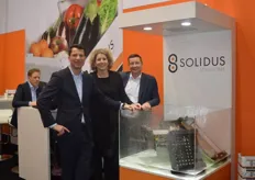 Solidus Solutions levert massief karton dat inzetbaar is onder meest vochtige omstandigheden. Dominicus Fennema, Liesbeth van den Akker en Lauran Jansen.