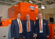 Frank Niels, Nico van den Hazelkamp en Marco Vijverberg van Van Wamel BV. Dit bedrijf levert sorteermachines onder de merknaam Perfect. Zij poseren voor de Uni-Grader, een optisch elektronische sorteerder.