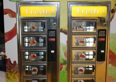 Het Healthy Snack automaat van de Holland Fresh Group. Ger kon er muntjes in blijven gooien...