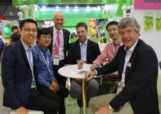 Roy Cho en Han Tun Yin op bezoek bij Jan Doldersum, Rens Knieriem, Hai Su en Jan Omvlee van Rijk Zwaan