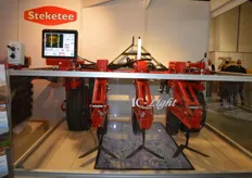 De IC Light schoffelmachine van Steketee is heel mooi neergezet zo, in het podium draait een film van een grondstrook met planten, zo kun je exact zien het de machine te werk gaat
