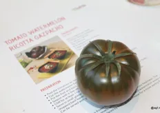 De tweede prijs ging naar de Adora van HM Clause (Spanje). Dit is een donkerbruine, stevige Marmande tomaat met een bijzondere en uitgebalanceerde zoetzure smaak alsmede een goede houdbaarheid.