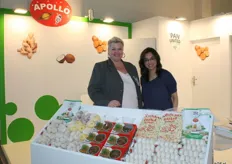 Astrid Walbeek en haar collega Bansari van Pan United, dat naast knoflook, gember en zoete aardappelen nog meer exoten in haar assortiment heeft