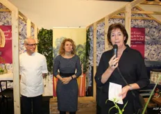 Karin Bemelmans, coördinator van het Nationaal Actieplan Groenten en Fruit introduceerde de twee ambassadeurs: huisarts Tamara de Weijer en TV-kok Rudolph van Veen