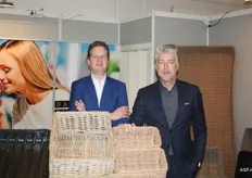 Maarten van Hoof en René Eekels. Het bedrijf uit Waalwijk levert manden voor onder meer het retailschap