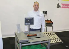 Kasper van der Hilst van LRE Weegtechniek, met de nieuwe RVS-weegtafel