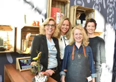 En de dames natuurlijk ook. Corien Zuijdwegt, Marja Vijverberg, kok Larisse van der Haar-Buijze & Mariëlle van den Berg