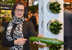 Elena Buchlon, toont een gelaserde komkommer.
