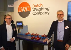 Dutch Weighing Company, Jan Daemen en Johan Bok poseren bij de groentesorteermachine YES 701. Deze machine sorteert op gewicht om het exacte gewicht af te kunnen vullen uit een combinatie van product. Geschikt voor het wegen van langwerpige producten.