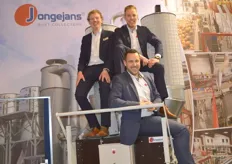 Jesse Vonk, René Looijesteijn en Pascal Geerdink van Jongejans Luchttechniek hebben er lol in. Afzuigtechniek voor een schone lucht en een fris product.