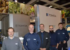 Tomra team poseert bij de Tomra optische sorteerder die geschikt is voor alle soorten groenten en fruit.
