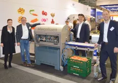 Carin Denessen, Jan Pieter de Vries, Jean Paul Arends en Bob Treuen van Marcelissen Food Procesing Equipment voor de nieuwe wortelschilmachine die ook te gebruiken is voor asperges en komkommers.