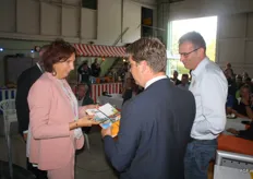 VVD Tweede Kamerlid Helma Lodders ontvangt de eerste Eureka-rapporten uit handen van Gijsbrecht Gunter en Chris de Visser