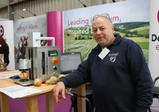 Jan van de Velde van de gelijknamige machinefabriek toont de nieuw ontwikkelde digitale hardheidsmeter voor uien