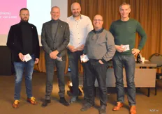 Noteerders worden bedankt voor hun inzet:Wim Mol, Jaap Wiskerke, Piet van Liere, Jan Boone en Wim Waterman nemen de bedankjes in ontvangst.