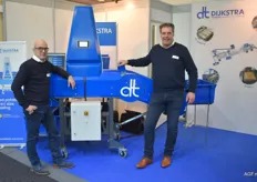 Marcel Reusink en Gerard Bos van DT Dijksta poserend bij een optische sorteerder voor bovenmaatse langwerpige pootgoedaardappels. Een voorbeeld is het ras Spunta.