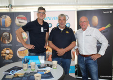 Dries Claes en Cor van Maanen van Omnivent met in het midden Arne Geluk uit Sint-Annaland