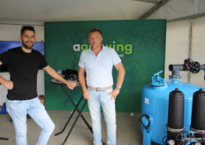Bert Wisse en Frans Walhout van Agrowing zijn druk met dripirrigatie in de uienteelt
