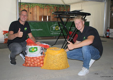 Erwin Groen en Benjamin Kater van TOP, dat heel wat bezoekers een broodje hamburger serveerden
