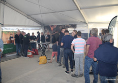 In de rij voor een hamburger bij TOP