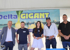 Rinus van den Berge, Adrian Dek, Rhodé, Johnny en Joan van den Berge van Delta Gigant zorgden weer voor heerlijke mosselen