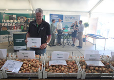 Siem Beers van Broer poseert achter zijn plantuien