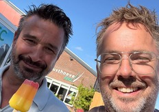 Tot slot trakteren Jan Franje en Mike de Koster zichzelf op een welverdiend ijsje.