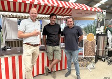 Dick Gunst van Schipper Accountants, teler Stan Hage en Johan van Dalen