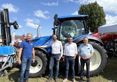 Rob Augustijn, Arjan Weststrate, Frank Bakker en Wim Weststrate bij een New Holland T5.140 met Rumex spotsprayer